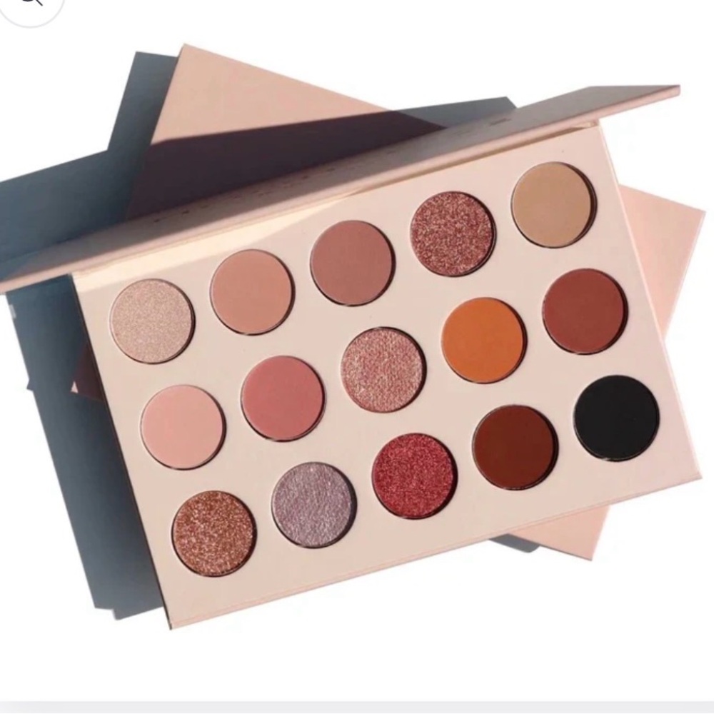Moonshake Eyeshadow Palette with 16 Shades